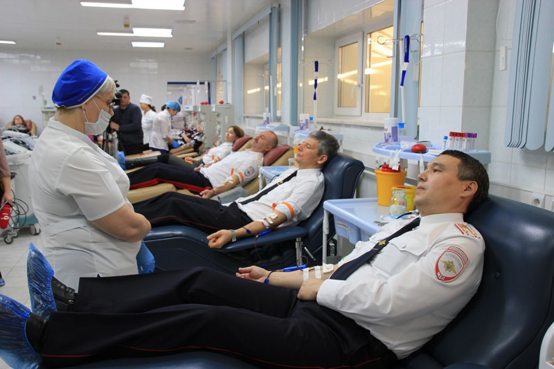 Полицейские Ханты-Мансийска в свой профессиональный праздник массово сдали кровь