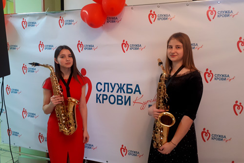 8 Марта на Станции переливания крови в Курске играли джаз и дарили цветы