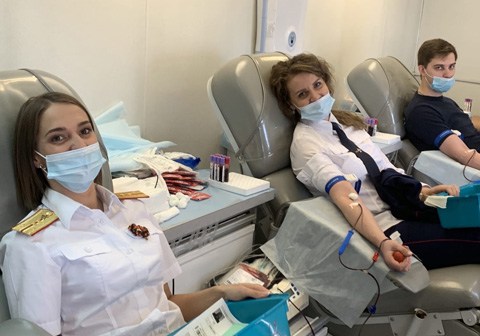 Офицеры Главного следственного управления Красноярского края сдали кровь для ветеранов Великой Отечественной войны