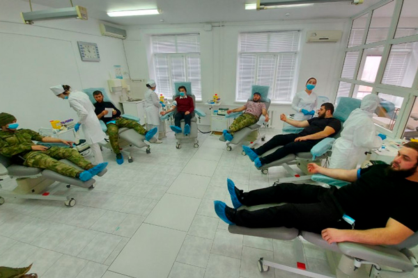 Чеченские молодогвардейцы сдали донорскую кровь