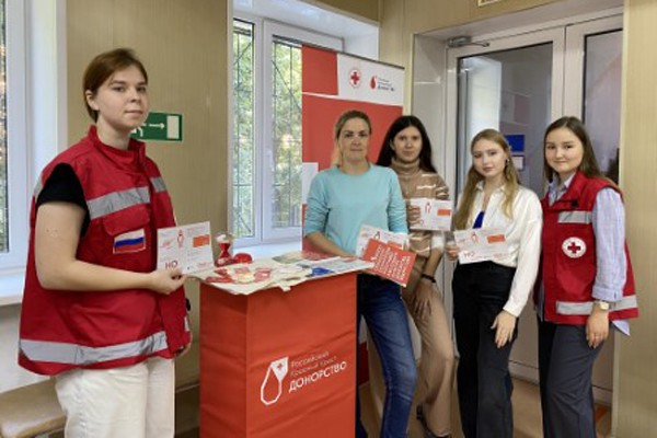 Студенты Свердловского медколледжа и активисты Красного Креста сдали кровь
