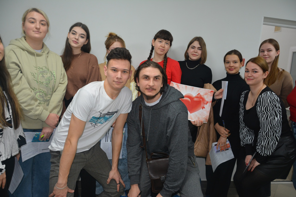 Калининградские влюбленные сдают кровь