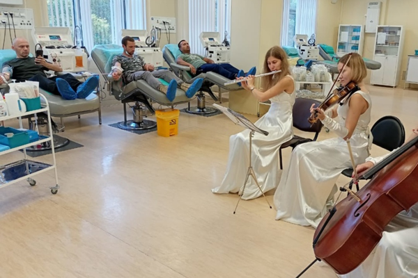 Праздник музыки и донорства в Казани. В Республиканском центре крови доноры сдавали кровь под классическую музыку