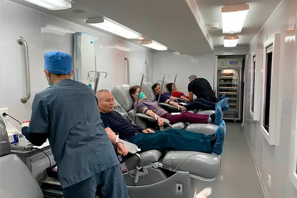 Мобильная станция переливания крови посетила Октябрьский район Калмыкии