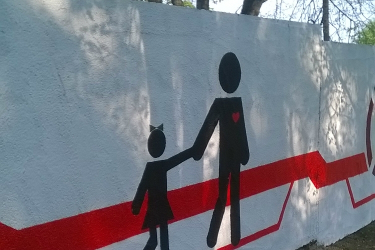 Курские студенты расписали стену станции переливания крови