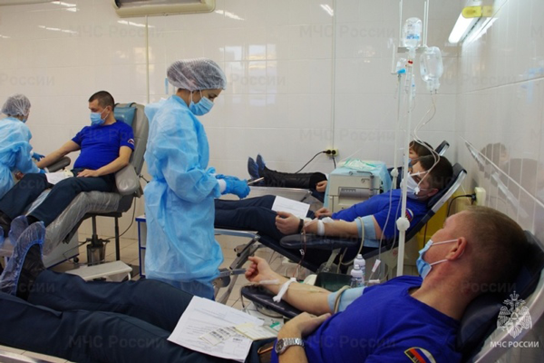 Более 50 спасателей Чувашии приняли участие в акции по сдаче донорской крови