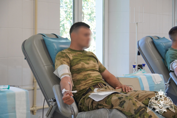 В Чебоксарах росгвардейцы в очередной раз поддержали ведомственную акцию «От сердца к сердцу»