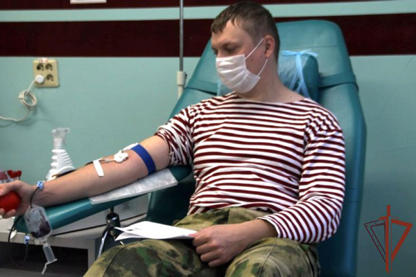 Росгвардейцы пополнили банк крови медицинских учреждений в Тюмени