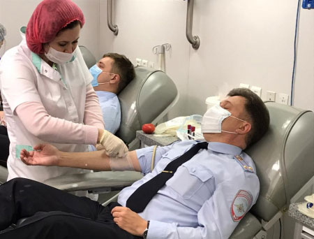 В Воронеже в предверии Дня памяти жертв дорожно-транспортных происшествий сотрудники Госавтоинспекции сдали кровь