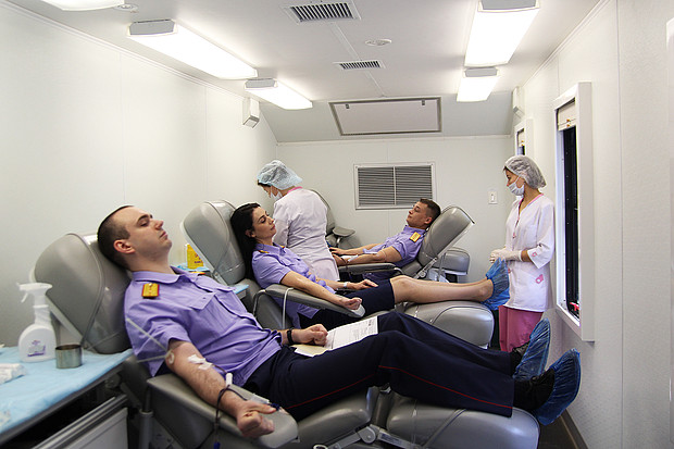 Сотрудники следственного комитета Кировской области стали участниками выездной акции центра крови