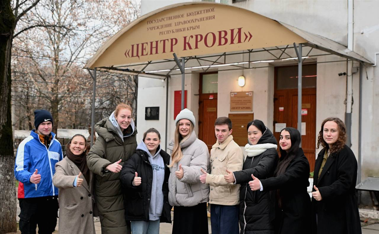 «Новый год, берем и делаем»: более 50 крымских студентов приняли участие в донорской акции 