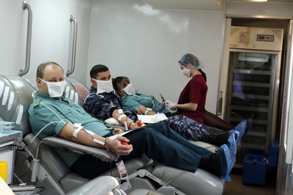 Брянские таможенники стали донорами крови