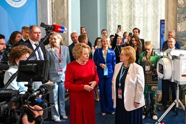 В Санкт-Петербурге к «Донорскому сердцу» прикоснулись более 1000 участниц Евразийского женского форума 