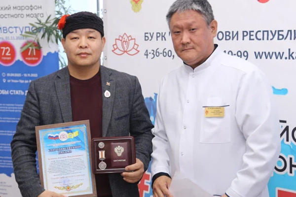 В Калмыкии наградили почетных доноров