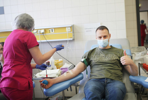 Дарья Мороз, Анатолий Белый, Алена Бабенко и другие звезды сдали кровь в Национальный день донора