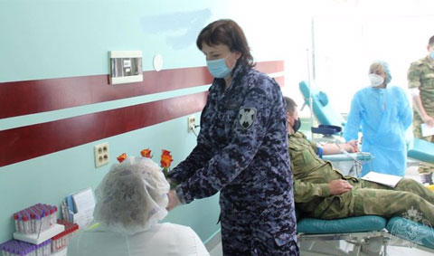 В Тюмени кинологи Росгвардии поздравили с профессиональным праздником медицинских работников и пополнили банк крови