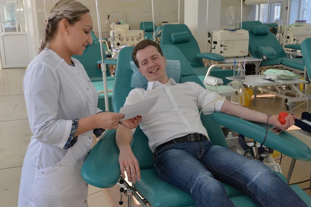 Депутат Государственной думы Владимир Бурматов сдал кровь в Челябинске