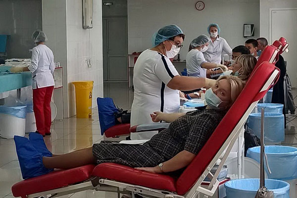 Волонтеры Пенсионного фонда России в Новосибирске вновь стали донорами крови