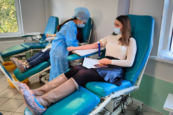 На станции переливания крови в Ульяновске выстроились очереди из желающих спасти жизни