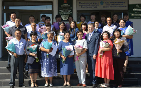 В Тыве состоялось вручение нагрудных знаков «Почетный донор России»