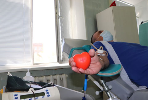 Оренбургские спасатели сдали кровь в память о Великой Отечественной войне