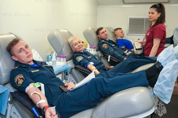 Пожарные и спасатели МЧС России активно занимаются донорством крови