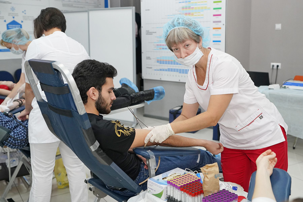 Десятки студентов университета экономики и сервиса во Владивостоке приняли участие в Дне донора