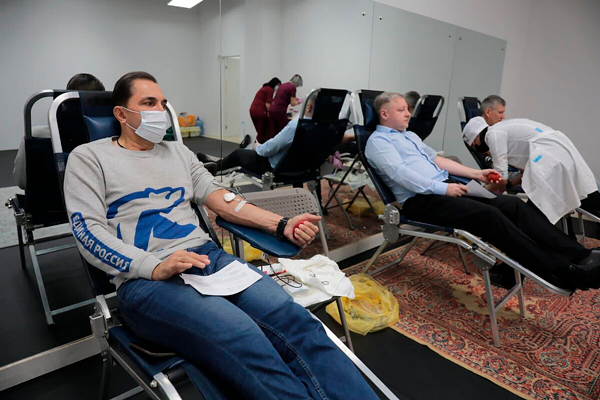 Активисты, казаки и депутаты сдали кровь в рамках акции милосердия на Сахалине 