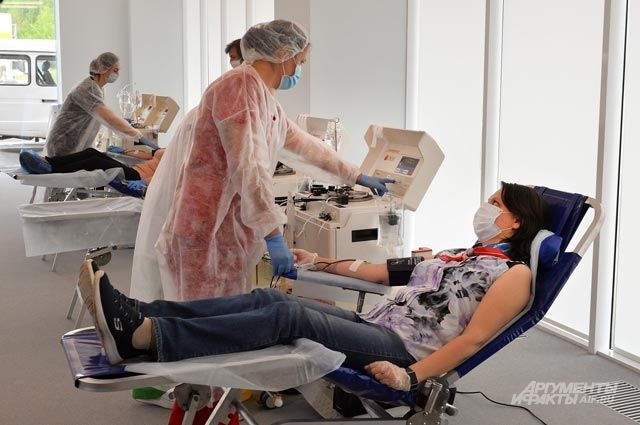 Соцработники Москвы сдали плазму крови для больных COVID-19