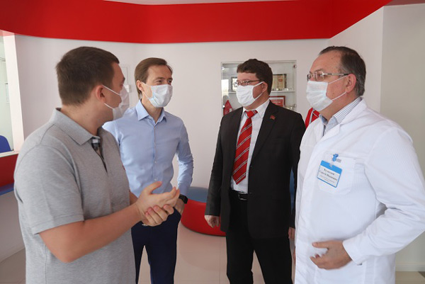 Самарские депутаты и члены молодежного парламента стали донорами