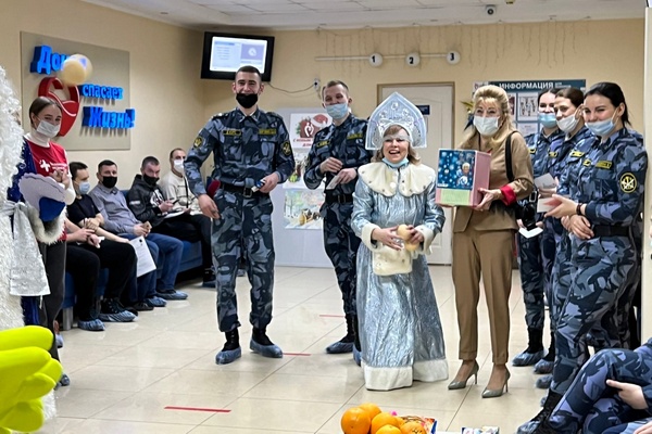 Специалисты Вологодской станции переливания крови поздравили курсантов-доноров с Новым годом