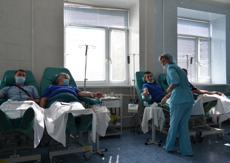 Для многих из них это уже привычно: В Магнитогорске 39 пожарных стали донорами крови