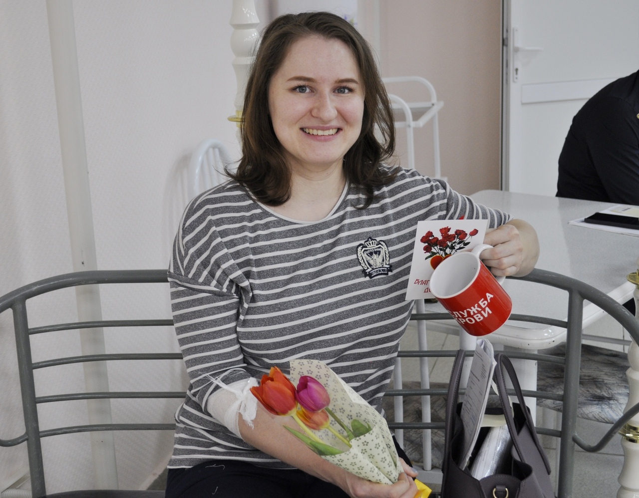 Служба крови Югры дарит цветы и комплименты