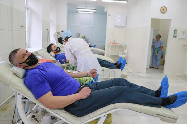 Абаканские пожарные приняли участие в донорской акции