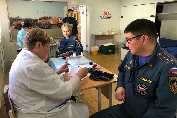 Магаданские сотрудники противопожарной службы стали донорами крови