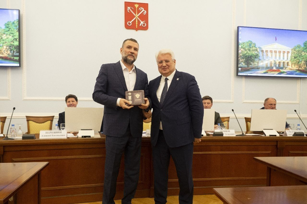 Петербургских доноров наградили в Смольном в День добровольца