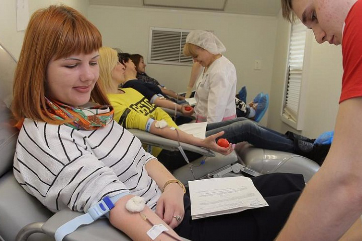 Как 75 лет назад: новосибирцы сдают кровь за Победу