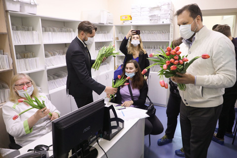 Сдавали кровь с тюльпанами в руках: женщин-доноров и медиков в Петербурге поздравили с 8 Марта