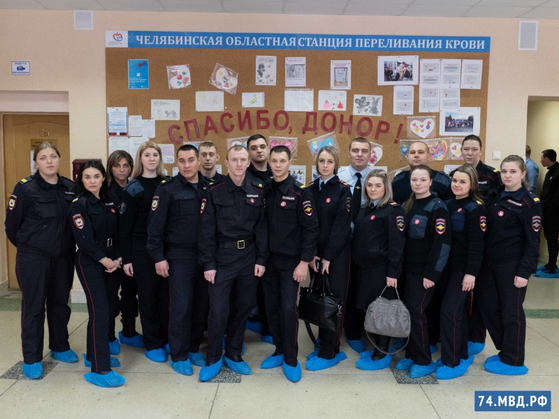 Полицейские Челябинской области сдали кровь для помощи пострадавшему коллеге