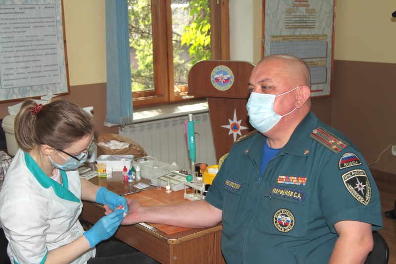 Калининградские пожарные и спасатели приняли участие в донорской акции