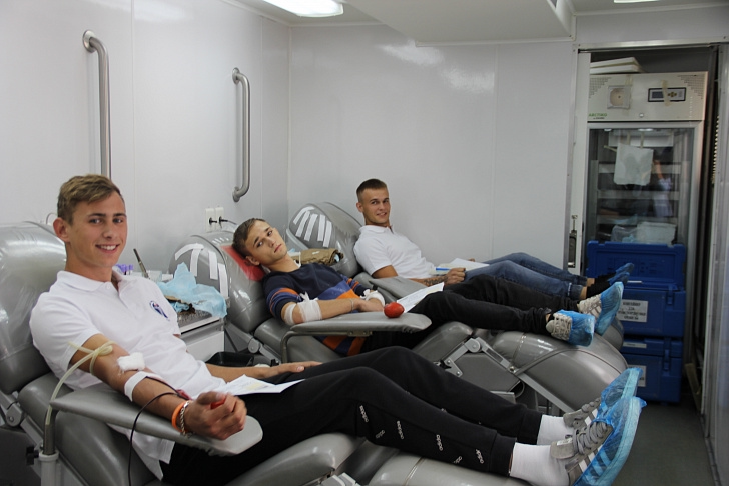 Работники Брянскэнерго и члены студенческих отрядов приняли участие в акции сдачи крови