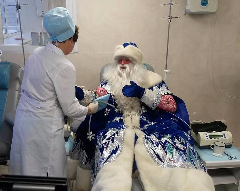 На Урале младший брат Деда Мороза стал донором