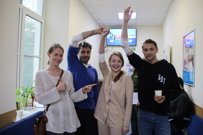 Актеры Большого драматического театра поделились «небутафорской кровью»