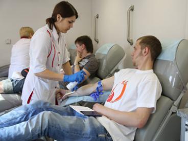 Молодые жители Королёва сдали кровь