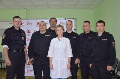 В преддверии Всемирного дня донора крови полицейские Ярославля сдают кровь