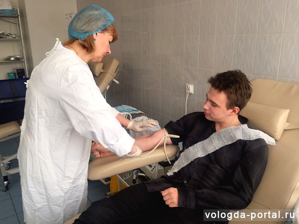 Несколько десятков студентов пришли сегодня на Вологодскую станцию переливания крови