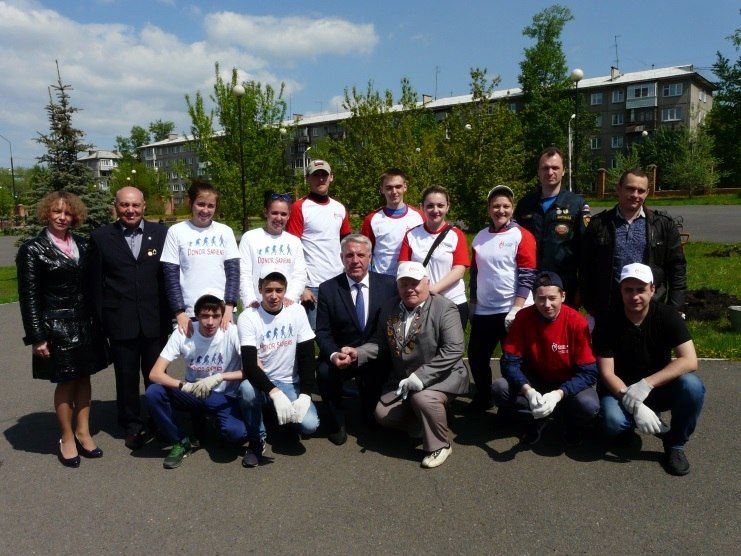 В Красноярске высадили рябины на Аллее доноров - добровольцев